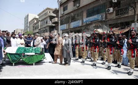 Le preghiere funerarie del Bilquis Bano Edhi, moglie del famoso umanitario e filantropo Abdul Sattar Edhi, sono state offerte con l'onore fuori dalla Moschea di New Memon alla strada M.A Jinnah a Karachi sabato 16 aprile 2022. Bilquis Bano Edhi, la moglie del famoso umanitario e filantropo Abdul Sattar Edhi, è scomparsi venerdì all'età di 74 anni dopo un breve ricovero. Foto Stock