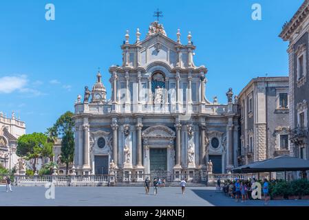 Catania, 5 settembre 2021: Vista su piazza duomo dominata dalla cattedrale di sant'agata e da una fontana di elefante a Catania, Sicilia, Italia. Foto Stock