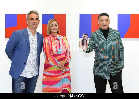 Santa Monica, California, Stati Uniti. 14th aprile 2022. Artisti Pablo San José e Cynthia Viera del collettivo d'arte PSJM, l'artista Jianan Huang di LABA Blue-chip per videoconferenza, e l'ospite TV Joey Zhou all'apertura della mostra d'arte 'American Democracy' di PSJM al Building Bridges Art Exchange al Bergamot Art Center di Santa Monica, California. L'esposizione d'arte ha caratterizzato 59 dipinti, ciascuno che rappresenta l'anno di elezione di un presidente degli Stati Uniti e i risultati storici di ogni partito politico (rosso = repubblicano, blu = democratico, ecc.) in un formato geometrico. Credito: Sheri Determan Foto Stock