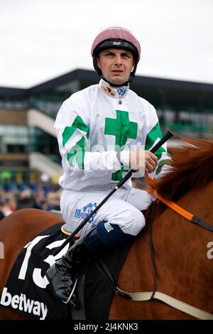 Jockey Connor Beasley durante la giornata finale dei Campionati All Weather all'ippodromo di Newcastle, Newcastle upon Tyne. Data foto: Venerdì 15 aprile 2022. Foto Stock