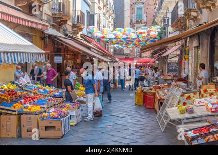 Catania, 5 settembre 2021: Vista su piazza duomo dominata dalla cattedrale di sant'agata e da una fontana di elefante a Catania, Sicilia, Italia. Foto Stock