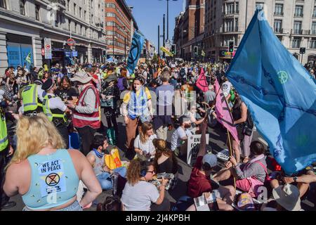 Londra, Regno Unito. 16th aprile 2022. I manifestanti di estinzione della ribellione hanno bloccato Marble Arch con una limousine. Diversi attivisti si attaccarono al veicolo, mentre centinaia di manifestanti si sedettero sulla strada. I manifestanti chiedono che il governo agisca sulla crisi climatica ed ecologica. Credit: Vuk Valcic/Alamy Live News Foto Stock