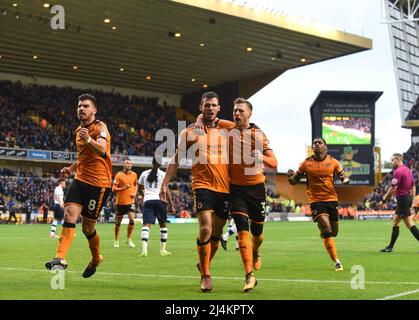 Leo Bonatini di Wolverhampton Wanderers festeggia dopo aver segnato un gol per farlo 2-0 con Ruben Neves e Barry Douglas of Wolves FC. Wolverhampton Wanderers / Preston North End a Molineux - Sky Bet Championship 21/10/2017 Foto Stock