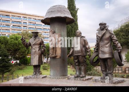 Tbilisi, Georgia - 02 ottobre 2018: Monumento agli eroi del popolare film sovietico Mimino, scultore Zurab Tsereteli Foto Stock