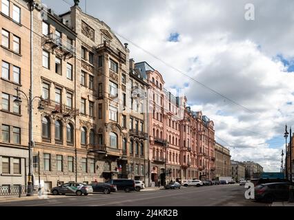 San Pietroburgo, Russia - 09 aprile 2022: Via Kirochnaya, splendidi edifici residenziali dei primi 20th secolo in stile Art Nouveau. Redditizio Foto Stock