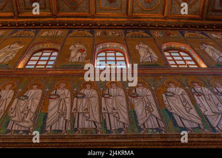 Ravenna, Italia, 31 agosto 2021: Interno della Basilica di Sant'Apollinare nuovo nella città italiana Ravenna. Foto Stock