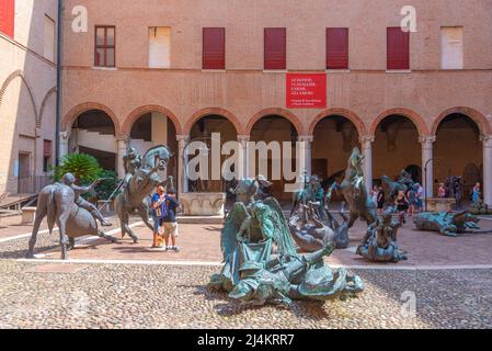 Ferrara, Italia, 31 agosto 2021: Scultura nel cortile del castello di Ferrara in Italia. Foto Stock