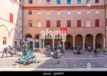 Ferrara, Italia, 31 agosto 2021: Scultura nel cortile del castello di Ferrara in Italia. Foto Stock