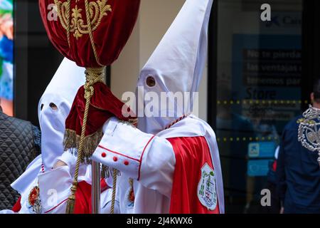 Particolare di Nazarene che tiene lunghe aste metalliche durante la processione del Venerdì Santo a Badajoz, Spagna Foto Stock