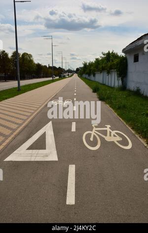 Asfalto strada separata per ciclisti andando lontano nel futuro con i segni appropriati applicati su di esso Foto Stock