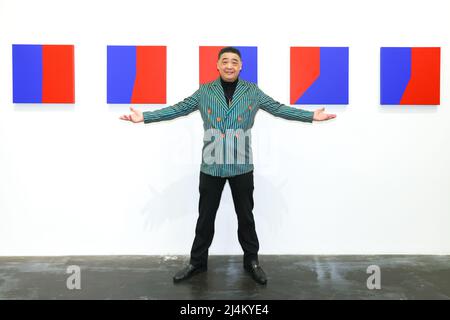 Santa Monica, California, Stati Uniti. 14th aprile 2022. Joey Zhou, ospite della TV, partecipa all'apertura della mostra d'arte "American Democracy" di PSJM presso il Building Bridges Art Exchange al Bergamot Art Center di Santa Monica, California. L'esposizione d'arte ha caratterizzato 59 dipinti, ciascuno che rappresenta l'anno di elezione di un presidente degli Stati Uniti e i risultati storici di ogni partito politico (rosso = repubblicano, blu = democratico, ecc.) esposti in un formato geometrico. Credito: Sheri Determan Foto Stock