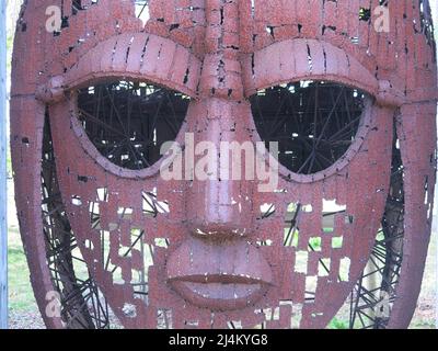 Grande installazione artistica dell'iconico casco anglosassone trovato nello scavo archeologico di Sutton Hoo; in mostra presso il centro visitatori del National Trust. Foto Stock