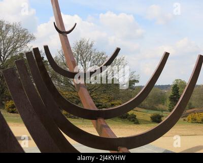 Scultura in replica della nave anglosassone rinvenuta durante gli scavi archeologici di Sutton Hoo; presso il centro visitatori del National Trust. Foto Stock