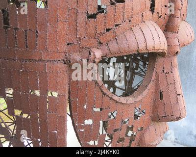 Grande installazione artistica dell'iconico casco anglosassone trovato nello scavo archeologico di Sutton Hoo; in mostra presso il centro visitatori del National Trust. Foto Stock