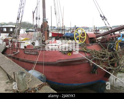 Barche da pesca ormeggiate a Woodbridge a Suffolk, una graziosa cittadina lungo il fiume Deben, a pochi chilometri dalla costa orientale di Anglia. Foto Stock