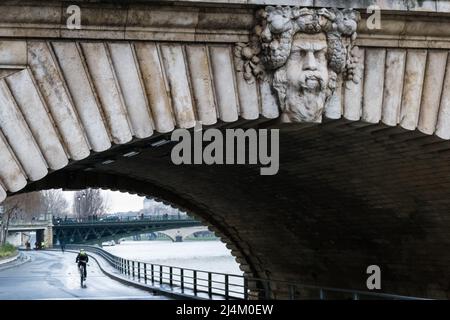 Dettaglio architettonico del Pont Notre-Dame (ponte della Madonna), un ponte che attraversa la Senna e uno dei ponti più antichi della città Foto Stock