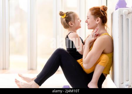 Mamma in forma giovane che ha tempo d'amore con sua figlia Foto Stock