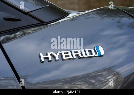 Toyota Hybrid argento metallizzato e blu logo con la parola Hybrid su un 2021 europeo Toyota CH-R. REGNO UNITO Foto Stock