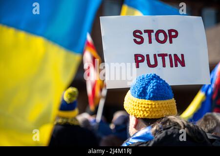 Warren, Michigan, 13 marzo 2022: Un uomo ha un segno durante una protesta contro l'invasione russa dell'Ucraina. Foto Stock