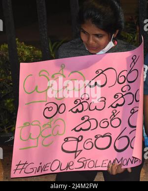 Colombo, Sri Lanka. 15th aprile 2022. La protesta al Galle Face Green continuò per il 8th giorno consecutivo, con persone che si riunirono in gran numero durante la stagione delle festività. Il popolo dello Sri Lanka chiede che il presidente Gotabaya Rajapaksa e il governo si dimetta mentre il paese è andato in bancarotta. Foto Stock