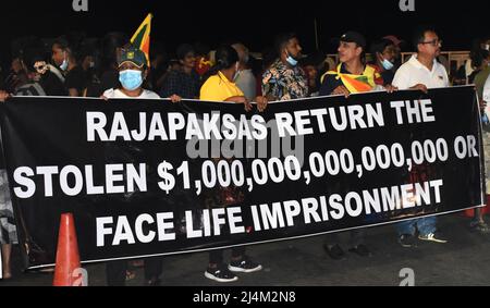 Colombo, Sri Lanka. 15th aprile 2022. La protesta al Galle Face Green continuò per il 8th giorno consecutivo, con persone che si riunirono in gran numero durante la stagione delle festività. Il popolo dello Sri Lanka chiede che il presidente Gotabaya Rajapaksa e il governo si dimetta mentre il paese è andato in bancarotta. Foto Stock