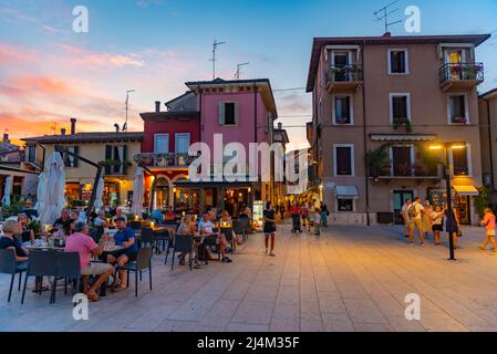 Peschiera del Garda, 26 agosto 2021: Vita notturna a Peschiera del Garda in Italia. Foto Stock