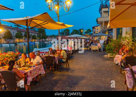 Peschiera del Garda, 26 agosto 2021: Vita notturna a Peschiera del Garda in Italia. Foto Stock