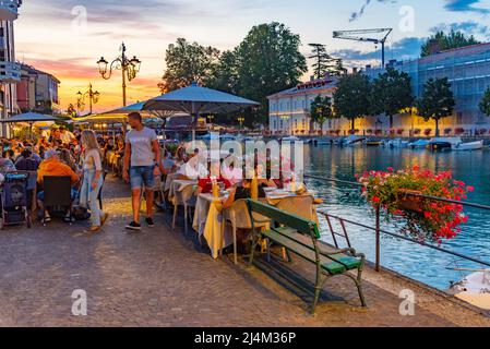 Peschiera del Garda, 26 agosto 2021: Vita notturna a Peschiera del Garda in Italia. Foto Stock