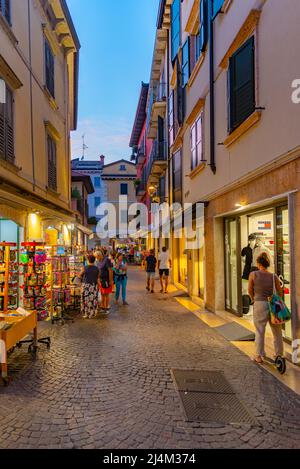 Peschiera del Garda, 26 agosto 2021: Vita notturna a Peschiera del Garda in Italia. Foto Stock