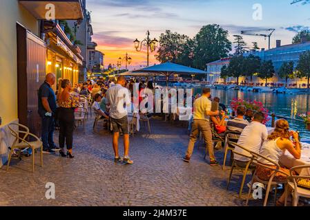 Peschiera del Garda, 26 agosto 2021: Vita notturna a Peschiera del Garda in Italia. Foto Stock