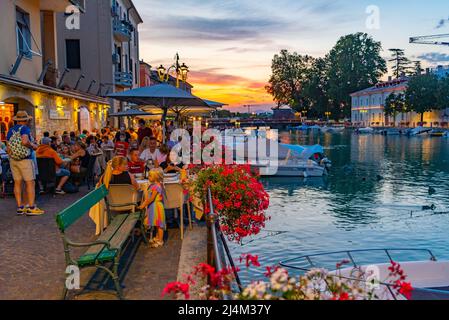 Peschiera del Garda, 26 agosto 2021: Vita notturna a Peschiera del Garda in Italia. Foto Stock