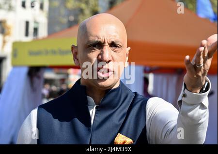 Londra, Regno Unito. 16th Apr 2022. Tommy Sandu, Trafalgar ha visto il ritorno del Vaisakhi Festival una celebrazione della tradizione Sikh e Punjabi ospitata dall'emittente e presentatore Tommy Sandhu. Credit: michael melia/Alamy Live News Foto Stock