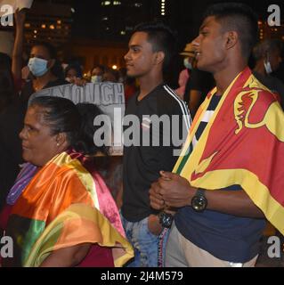 Colombo, Sri Lanka. 15th aprile 2022. La protesta al Galle Face Green continuò per il 8th giorno consecutivo, con persone che si riunirono in gran numero durante la stagione delle festività. Il popolo dello Sri Lanka chiede che il presidente Gotabaya Rajapaksa e il governo si dimetta mentre il paese è andato in bancarotta. Foto Stock