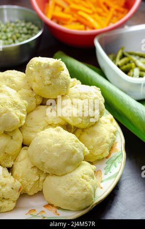 Cibo tradizionale colombiano e messicano preparato con pasta di mais e ripieno di pollo, maiale, costolette di maiale, verdure, avvolto in foglie di banana. Chiamato tamal. Foto Stock