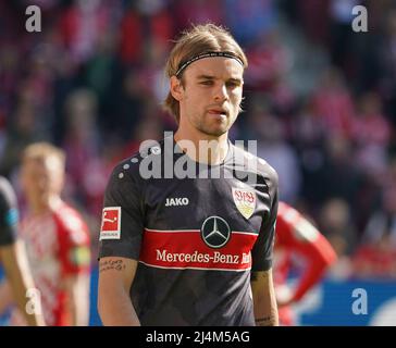 16 aprile 2022, Mewa Arena, Mainz, GER, 1.FBL, 1.FSV FSV FSV Mainz 05 vs VfB Stuttgart, le normative DFL vietano l'uso di fotografie come sequenze di immagini e/o quasi-video. Nella foto Borna Sosa (Stoccarda) Foto Stock