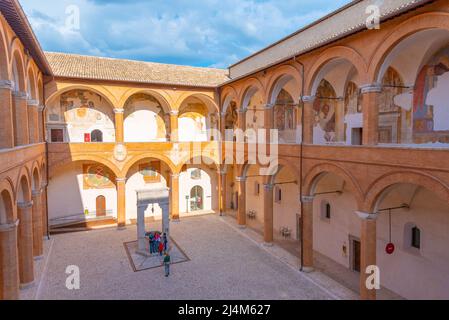 Spoleto, 3 ottobre 2021: Cortile degli onori al castello di Spoleto in Italia. Foto Stock