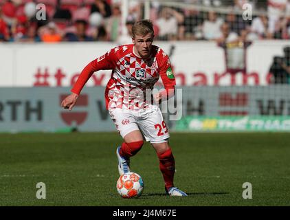 16 aprile 2022, Mewa Arena, Mainz, GER, 1.FBL, 1.FSV FSV FSV Mainz 05 vs VfB Stuttgart, le normative DFL vietano qualsiasi uso di fotografie come sequenze di immagini e/o quasi-video. Nella foto Jonathan Burkhardt (Mainz) Foto Stock