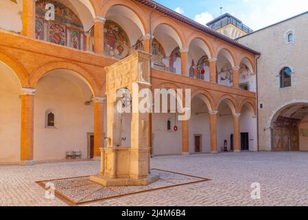 Spoleto, 3 ottobre 2021: Cortile degli onori al castello di Spoleto in Italia. Foto Stock