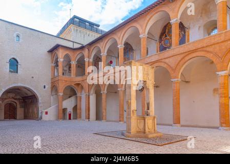 Spoleto, 3 ottobre 2021: Cortile degli onori al castello di Spoleto in Italia. Foto Stock