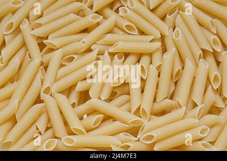 Molta pasta penne. Grana macaroni secca. Foto Stock