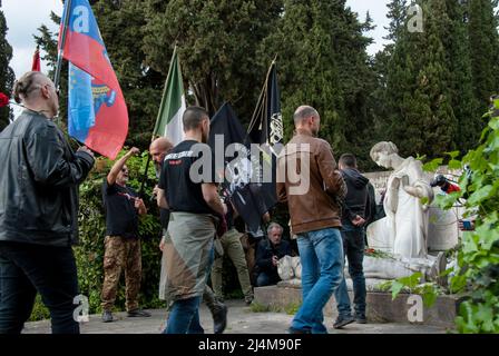 Roma, Italia. 16th Apr 2022. 04/16/2022 Roma, marcia commemorativa ai partigiani caduti organizzata da Patria Socialista Credit: Independent Photo Agency/Alamy Live News Foto Stock