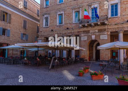 Urbino, Italia, 1 ottobre 2021: Piazza della Repubblica nel centro storico di Urbino in Italia. Foto Stock