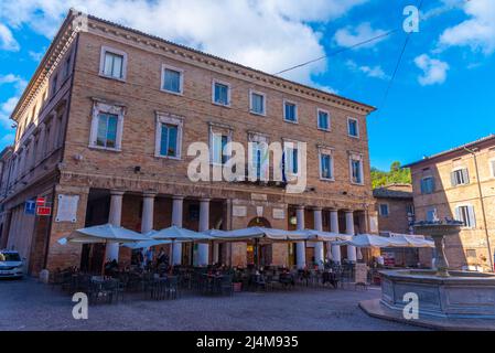 Urbino, Italia, 1 ottobre 2021: Piazza della Repubblica nel centro storico di Urbino in Italia. Foto Stock
