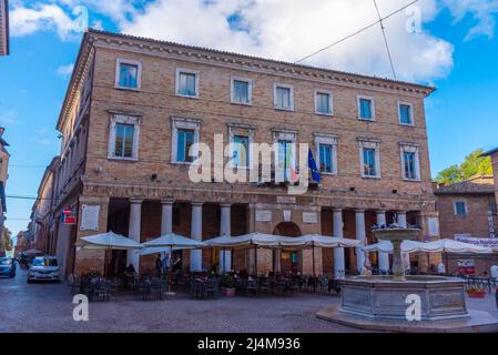 Urbino, Italia, 1 ottobre 2021: Piazza della Repubblica nel centro storico di Urbino in Italia. Foto Stock