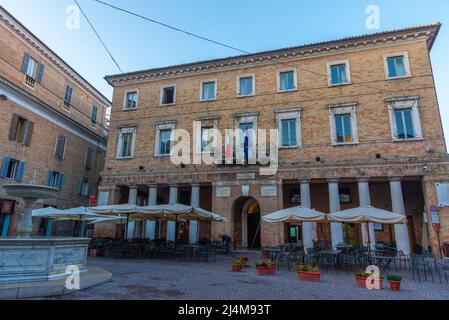 Urbino, Italia, 1 ottobre 2021: Piazza della Repubblica nel centro storico di Urbino in Italia. Foto Stock