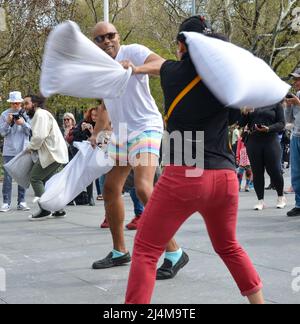 La gente sta godendo la lotta annuale del cuscino al Washington Square Park a New York City il 16 aprile 2022. Foto Stock