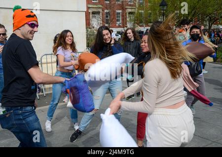 La gente sta godendo la lotta annuale del cuscino al Washington Square Park a New York City il 16 aprile 2022. Foto Stock