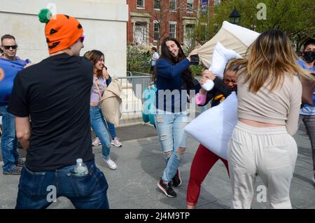 La gente sta godendo la lotta annuale del cuscino al Washington Square Park a New York City il 16 aprile 2022. Foto Stock