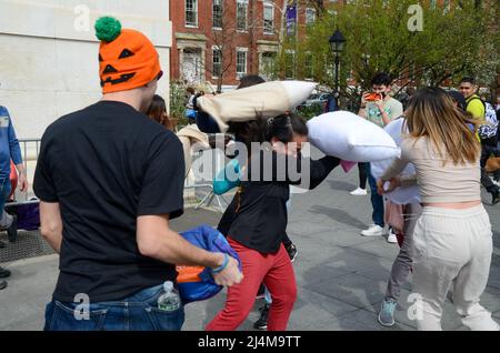 La gente sta godendo la lotta annuale del cuscino al Washington Square Park a New York City il 16 aprile 2022. Foto Stock