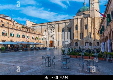 Ascoli Piceno, Italia, 29 settembre 2021: Piazza del Popolo nel comune italiano Ascoli Piceno. Foto Stock